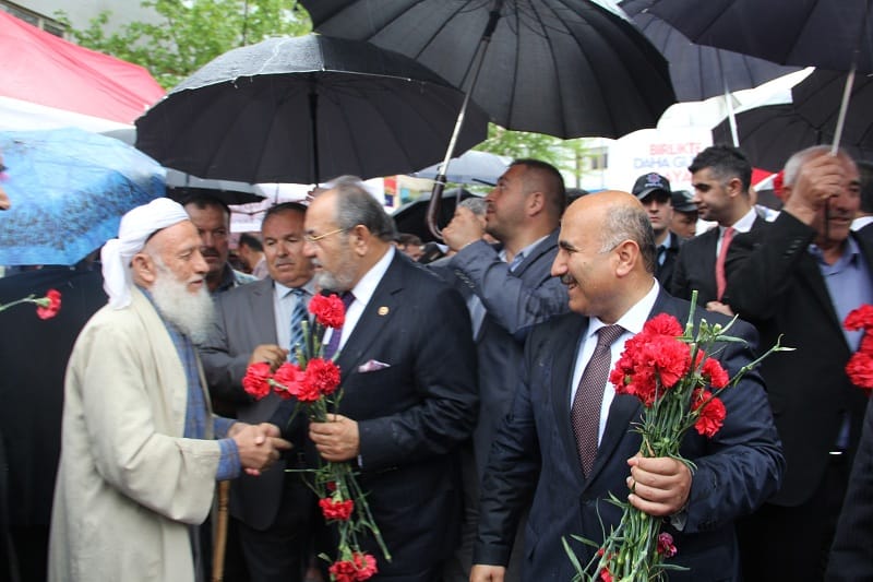 YAĞMUR ALTINDA COŞKULU AÇILIŞ