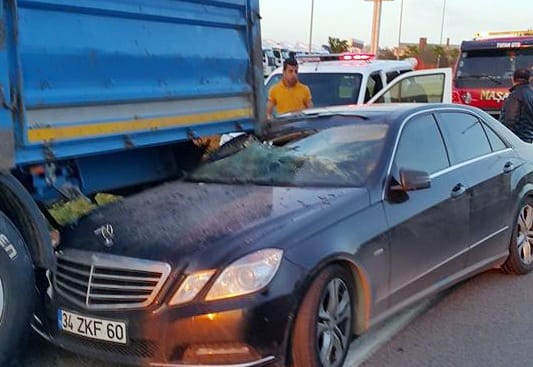 MERCEDES TIR’A ARKADAN BÖYLE ÇARPTI