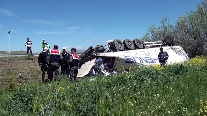 SEBZE YÜKLÜ TIR ŞARAMPOLE UÇTU