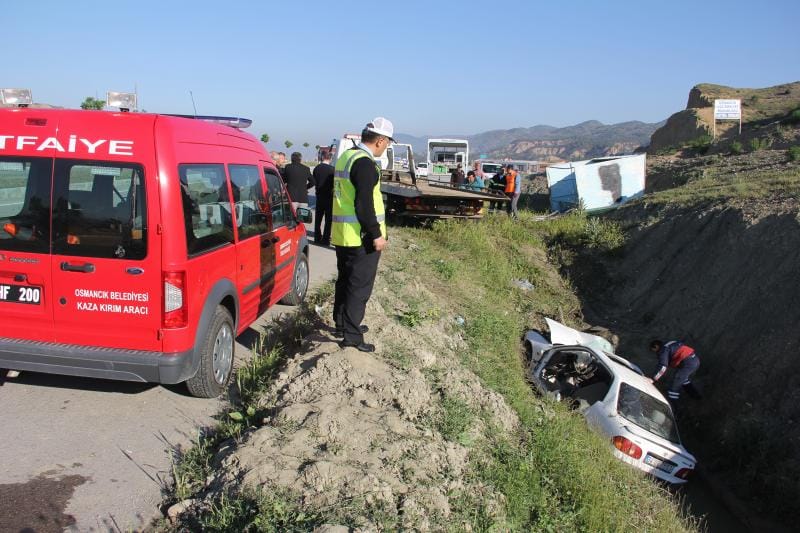 OTOMOBİL KANALA UÇTU: 2 ÖLÜ
