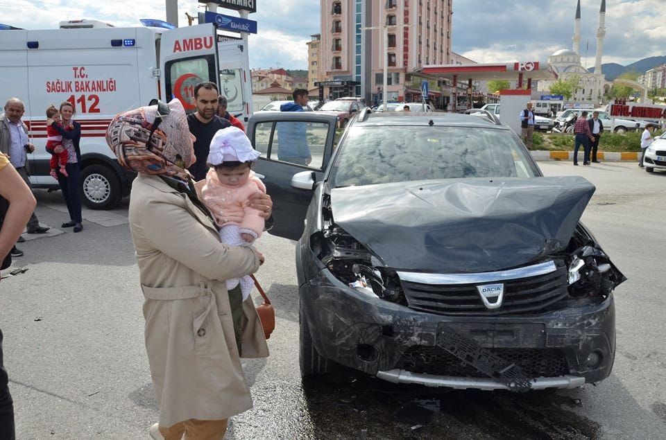 AYNI KAVŞAKTA BİR KAZA DAHA: 7 YARALI