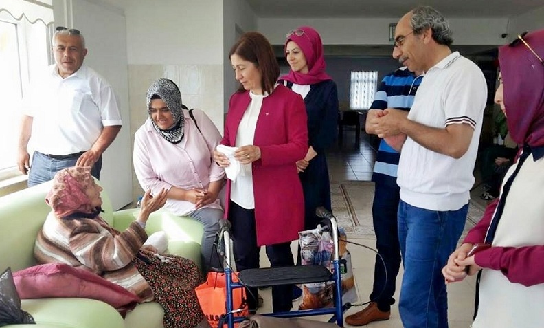 AK PARTİ’NİN SEMPATİK ADAYI HUZUREVİNDE