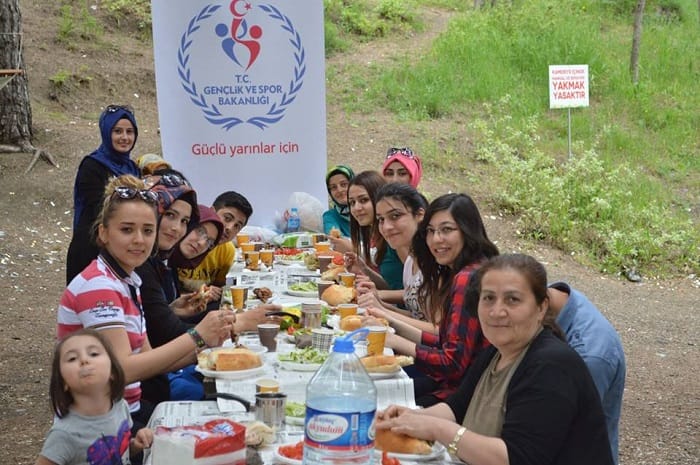 GENÇLİK PİKNİĞİNDE BULUŞTULAR