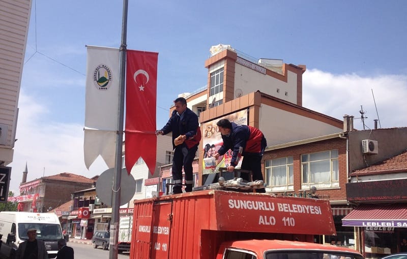 İŞTE MHP’Lİ BELEDİYE’NİN BAYRAK HASSASİYETİ