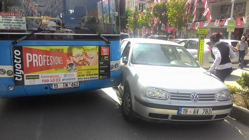 HALK OTOBÜSÜ OTOMOBİLLE ÇARPIŞTI