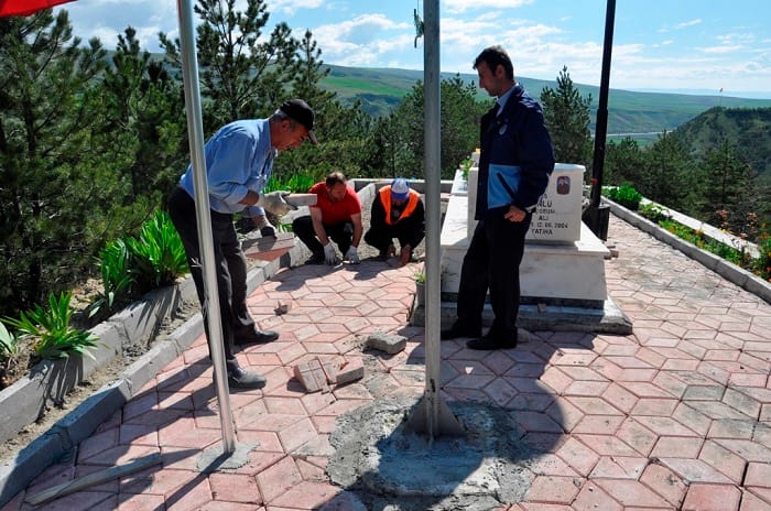 ŞEHİT MEZARLARININ ÇEVRE DÜZENLEMELERİ YAPILIYOR