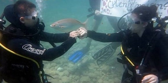 ÇORUMLU GENÇ SU ALTINDA EVLENME TEKLİF ETTİ