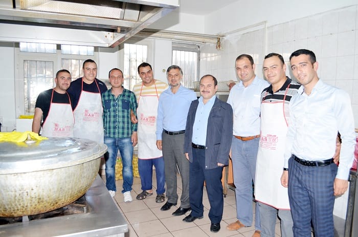 5000 KİŞİYE İFTAR YEMEĞİ VERİYORLAR