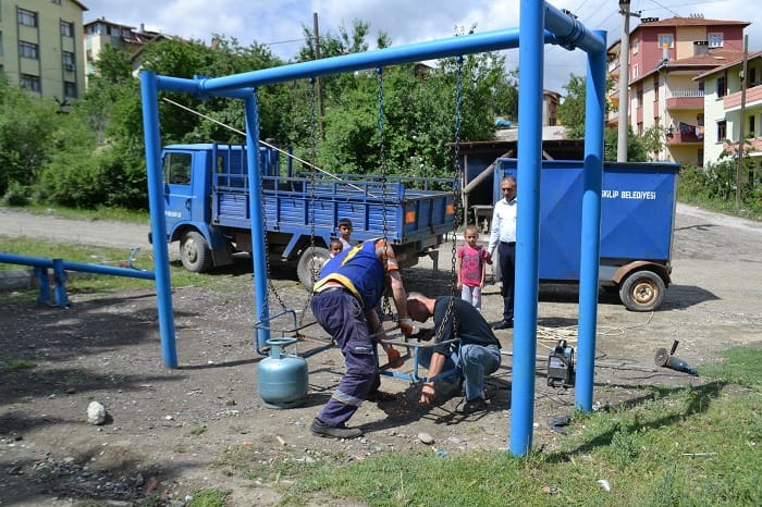 ÇOCUKLAR İÇİN PARKLAR BAKIMA ALINDI