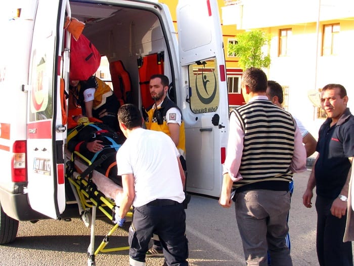 OTOMOBİL İLE PİZZACI ÇARPIŞTI, 1 YARALI