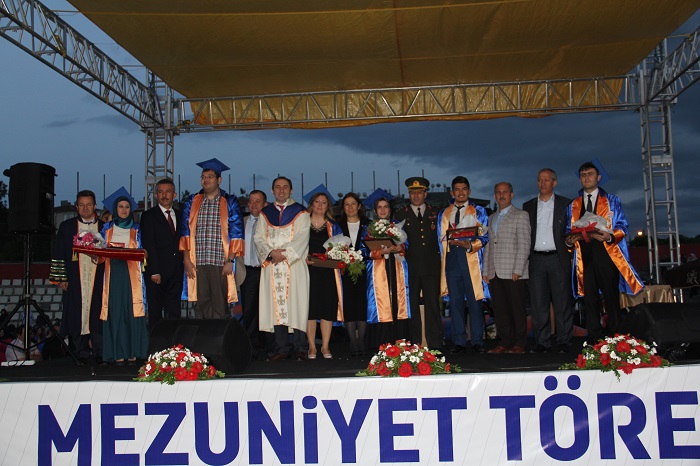 HİTİT ÜNİVERSİTESİ’NDE MEZUNİYET SEVİNCİ