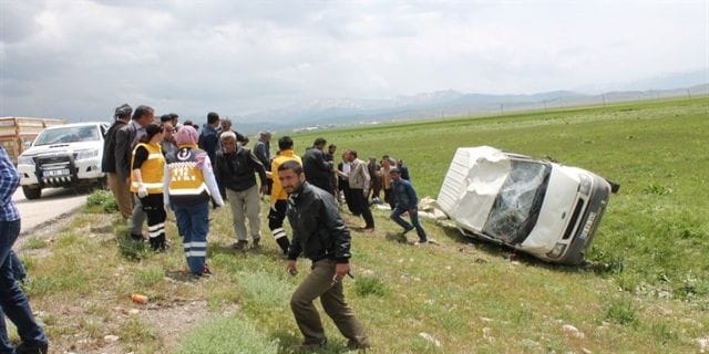 ÇORUM’DA MİNİBÜS ŞARAMPOLE DEVRİLDİ; 6 YARALI