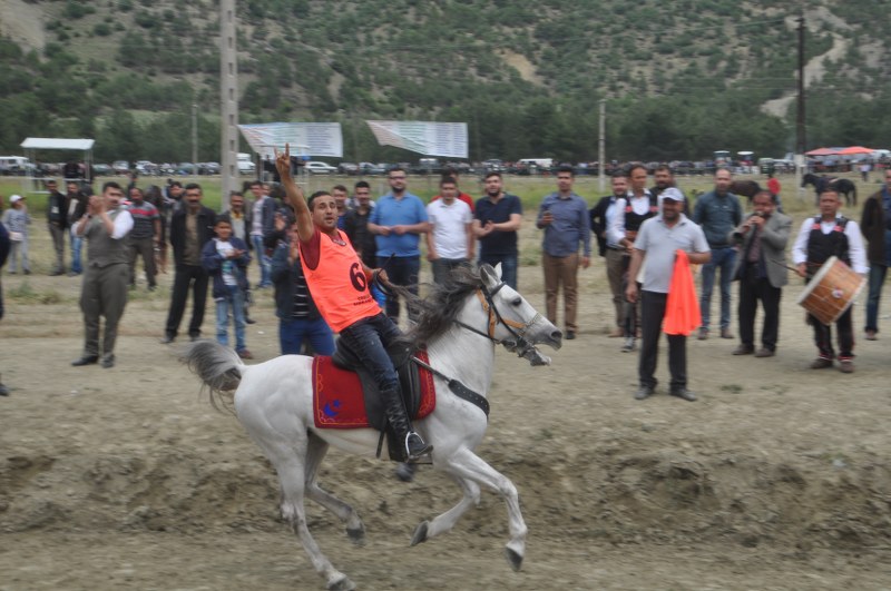 AT YARIŞINDA JOKEY BOZKURT İŞARETİ YAPTI