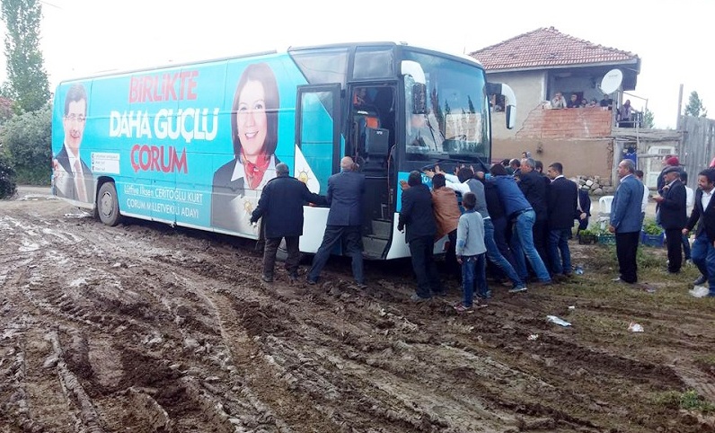 SEÇİM OTOBÜSÜ ÇAMURA SAPLANDI