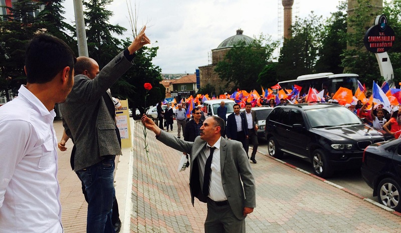 MHP’Lİ VATANDAŞ “HIRSIZ VAR” DİYE BAĞIRDI