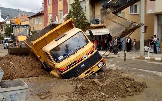 ÇORUM’DA KAMYON ÇUKURA SAPLANDI