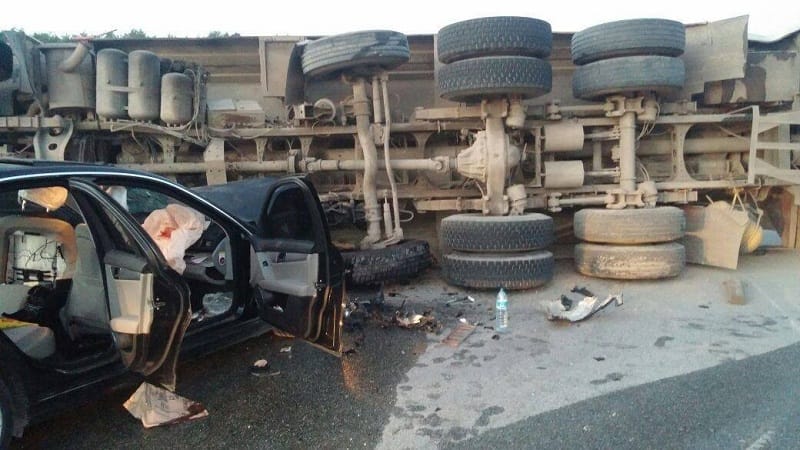 DEVRİLEN KAMYONA OTOMOBİL ÇARPTI