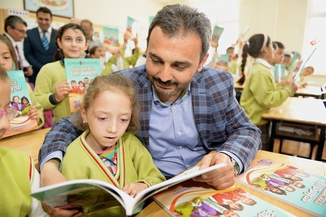 BAŞKAN TATİL KİTABI DAĞITTI