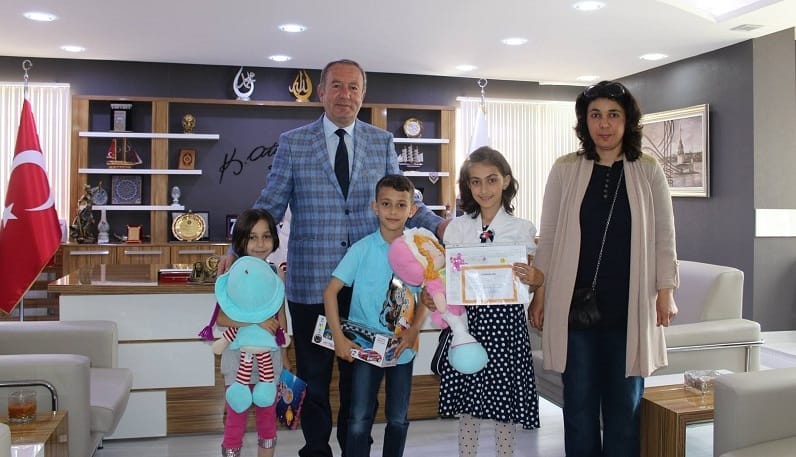 BAŞKANDAN ÖĞRENCİLERE KARNE HEDİYESİ