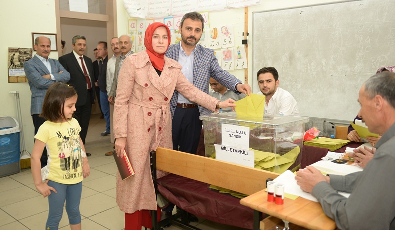 BELEDİYE BAŞKANI AİLESİYLE OY KULLANDI