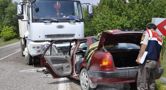 KONTROLDEN ÇIKAN TIR KAZA YAPTI; 1 ÖLÜ