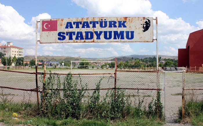 ATATÜRK STADYUMU KENDİLİĞİNDEN ÇİMLENDİ…