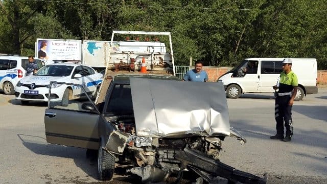 ÇORUM’DA 2 ARAÇ ÇARPIŞTI; 2 YARALI