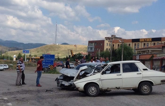 İKİ ARAÇ KAFA KAFAYA ÇARPIŞTI; 2 YARALI