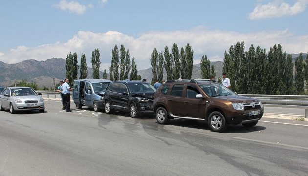ÇORUM’DA 4 ARAÇ BİRBİRİNE GİRDİ