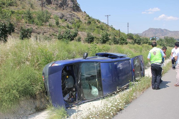 OTOMOBİL ŞARAMPOLE DEVRİLDİ, 3 YARALI