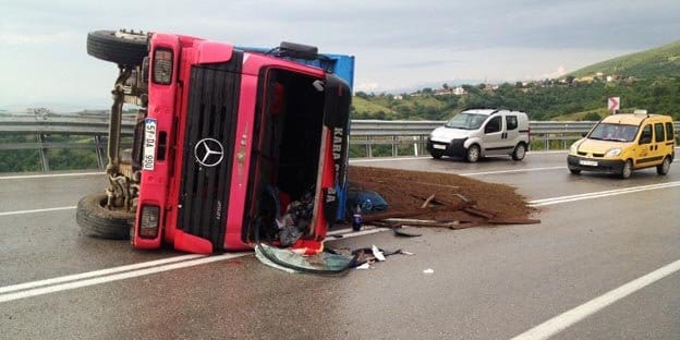 KUM YÜKLÜ KAMYON DEVRİLDİ, 2 YARALI