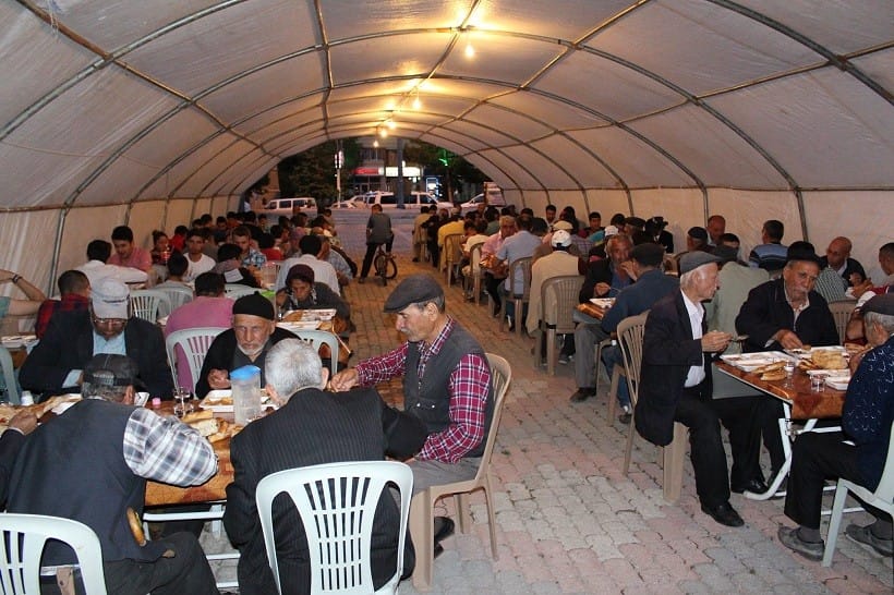 HER GÜN 500 KİŞİYE İFTAR VERİYORLAR