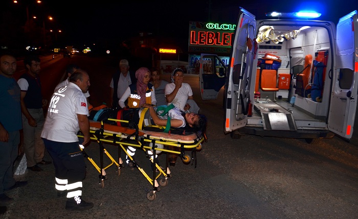 MOTOSİKLET GENÇ KIZA ÇARPTI