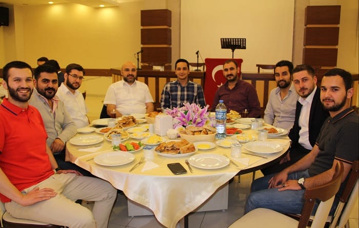 GENÇ MÜSİAD ÜYELERİ ÖĞRENCİLERLE SAHUR YAPTI