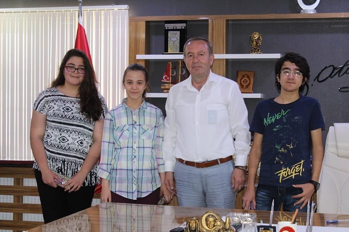 BAŞKAN BAŞARILI ÖĞRENCİLERİ ÖDÜLLENDİRDİ