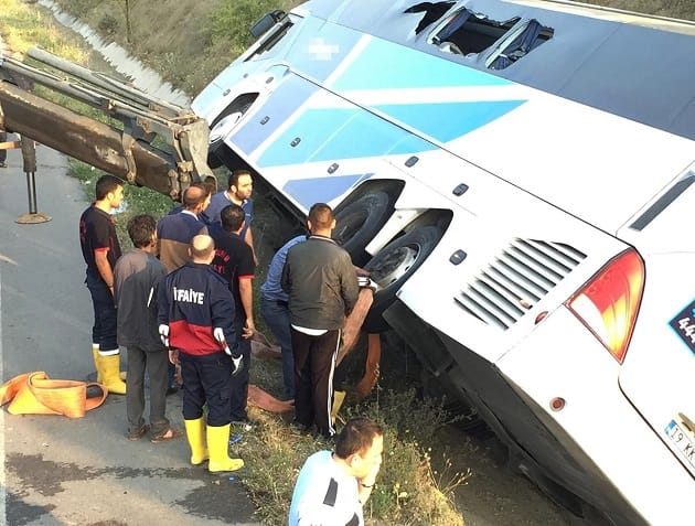 ÇORUM’DA YOLCU OTOBÜSÜ DEVRİLDİ
