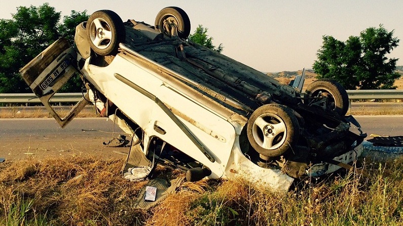 OTOMOBİL ÇELTİK TARLASINA UÇTU