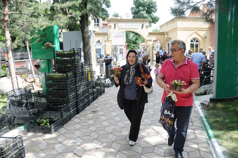 ÇORUM’DA MEZARLIKLAR ÇİÇEKLERLE SÜSLENDİ