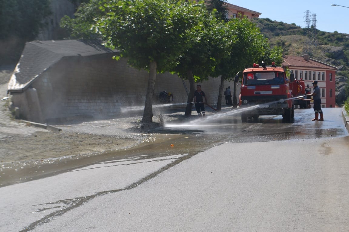 BAYRAM ÖNCESİ SOKAKLAR YIKANDI