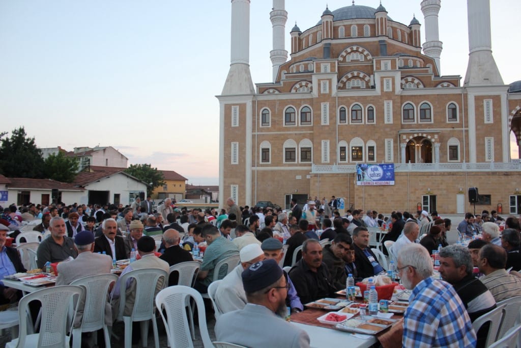 TDV’NİN İYİLİK SOFRASI İFTARINDA BULUŞTULAR