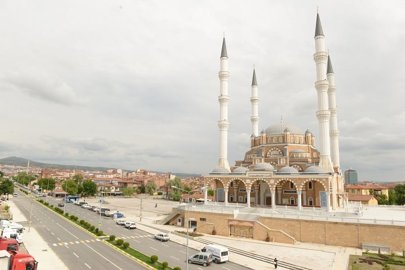 DEV CAMİNİN YANINA PARK YAPILACAK