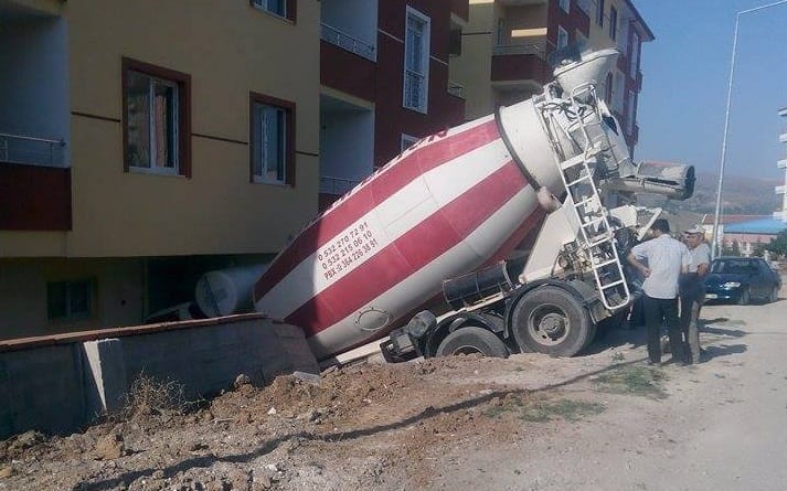 BETON MİKSERİ DEHŞET SAÇTI