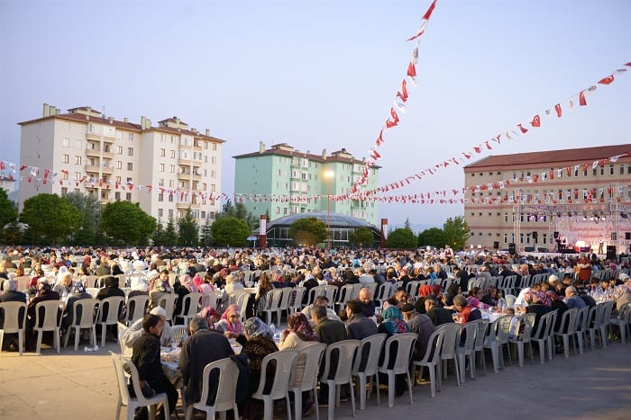 2 BİN KİŞİLİK MAHALLE İFTARI