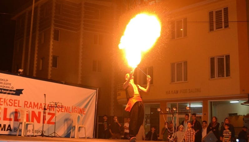 ATEŞ GÖSTERİSİ VATANDAŞLARI EĞLENDİRDİ