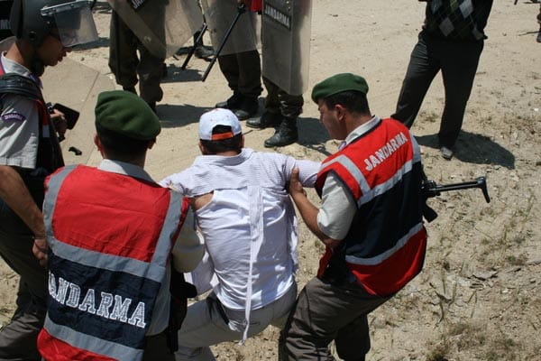 KÖY ŞENLİĞİNDE KAVGA ÇIKTI