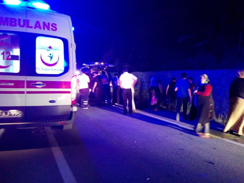 GURBETÇİ AİLE KAZA YAPTI: 3 KİŞİ YARALANDI
