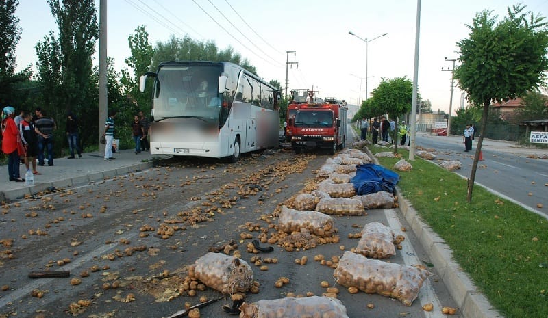 ÇORUM OTOBÜSÜNE KAMYON ÇARPTI
