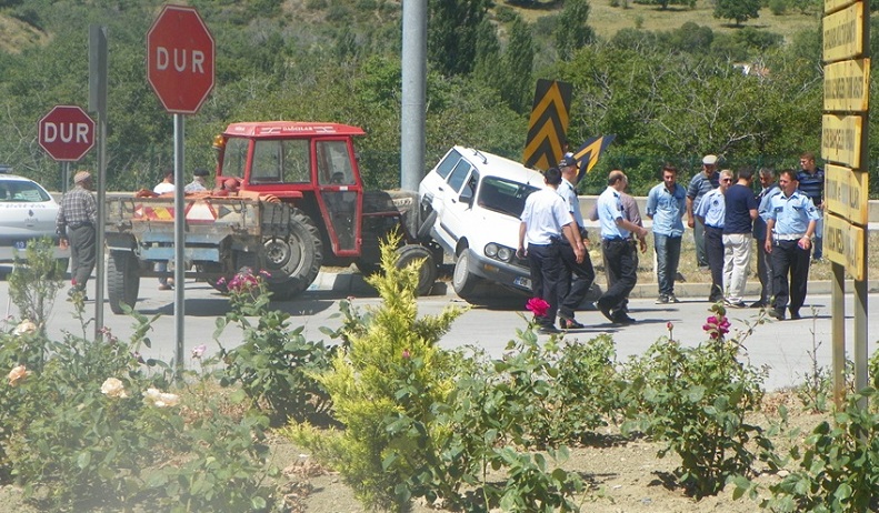 OTOMOBİLLE TRAKTÖR ÇARPIŞTI