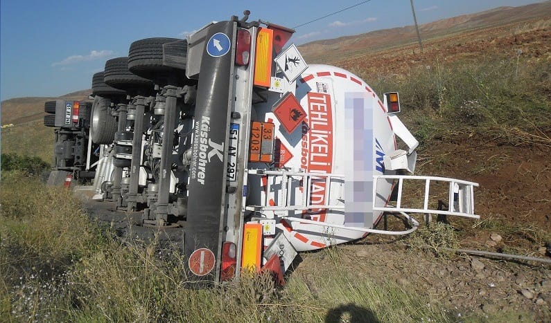 ÇORUM’DA AKARYAKIT TANKERİ DEVRİLDİ