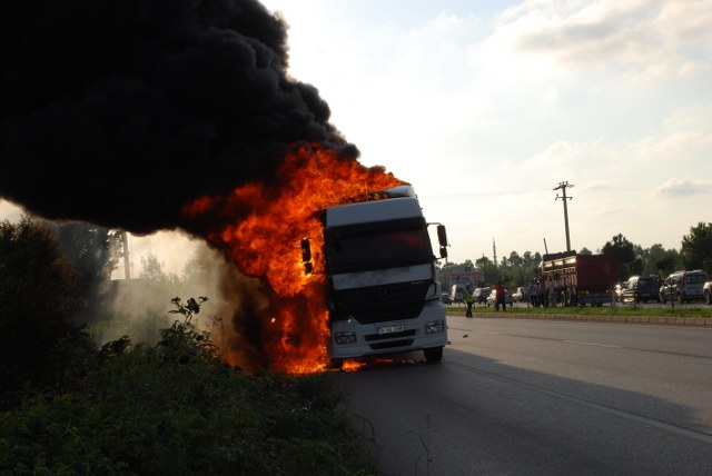 LASTİKLERİ TUTUŞAN TIR BÖYLE YANDI